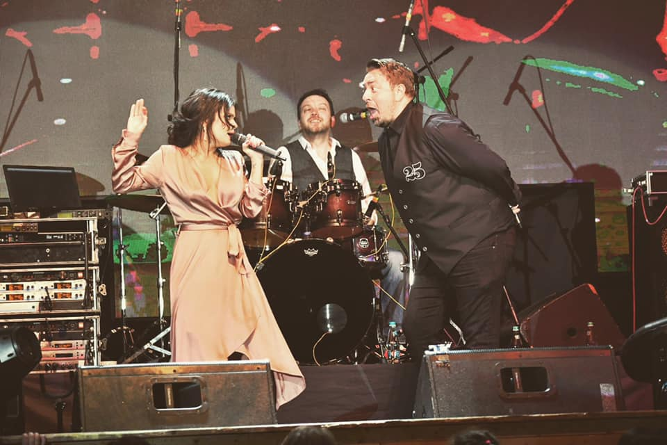 O mai țineți minte pe Ana Maria Georgescu, artista care a lansat melodia “Ochii tăi”? Din ce își câștigă banii în prezent
