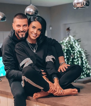 Adelina Pestrițu a petrecut de Revelion cu Gabriel și Ioana Tamaș. Ce ținută a purtat bruneta în noaptea dintre ani