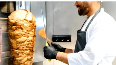 Șaorma, pofta culinară numărul 1 a României în 2025. Ce alte mâncăruri au mai comandat online românii