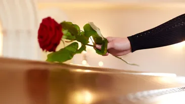 O femeie declarată moartă s-a trezit în timpul pregătirilor pentru înmormântare! Oamenii au rămas șocați