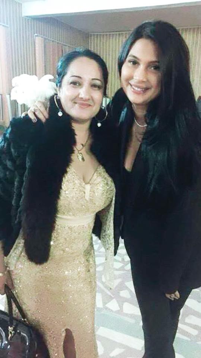 Roxana Dobre și mama sa. Sursa foto: Facebook