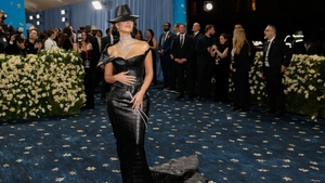 Ținuta lui Kim Kardashian, călcată de un bodyguard la Met Gala 2025. Cum a reacționat vedeta imediat. Imagini video