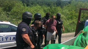 Scene desprinse parcă dintr-un film de acțiune. Doi suspecți de furt au fost încătușați în trafic. VIDEO