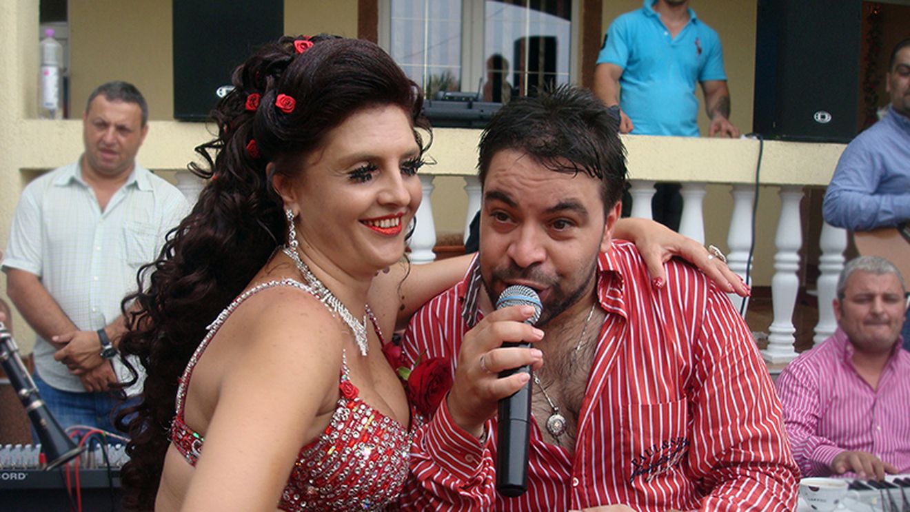 Îţi mai aminteşti de CORNELIA, dansatoarea din buric? Cum arată acum femeia care se unduia pe muzica maneliştilor