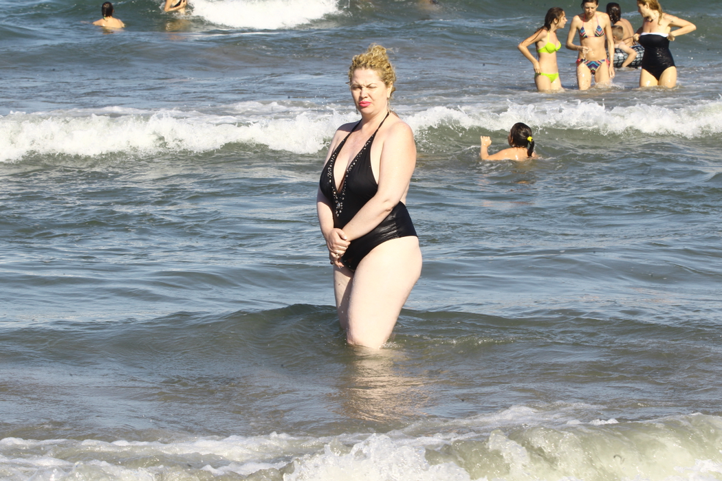 Dacă anul trecut Oana Lis se afişa fără probleme în costum de baie, pe plajă, anul acesta a preferat un... kimono!