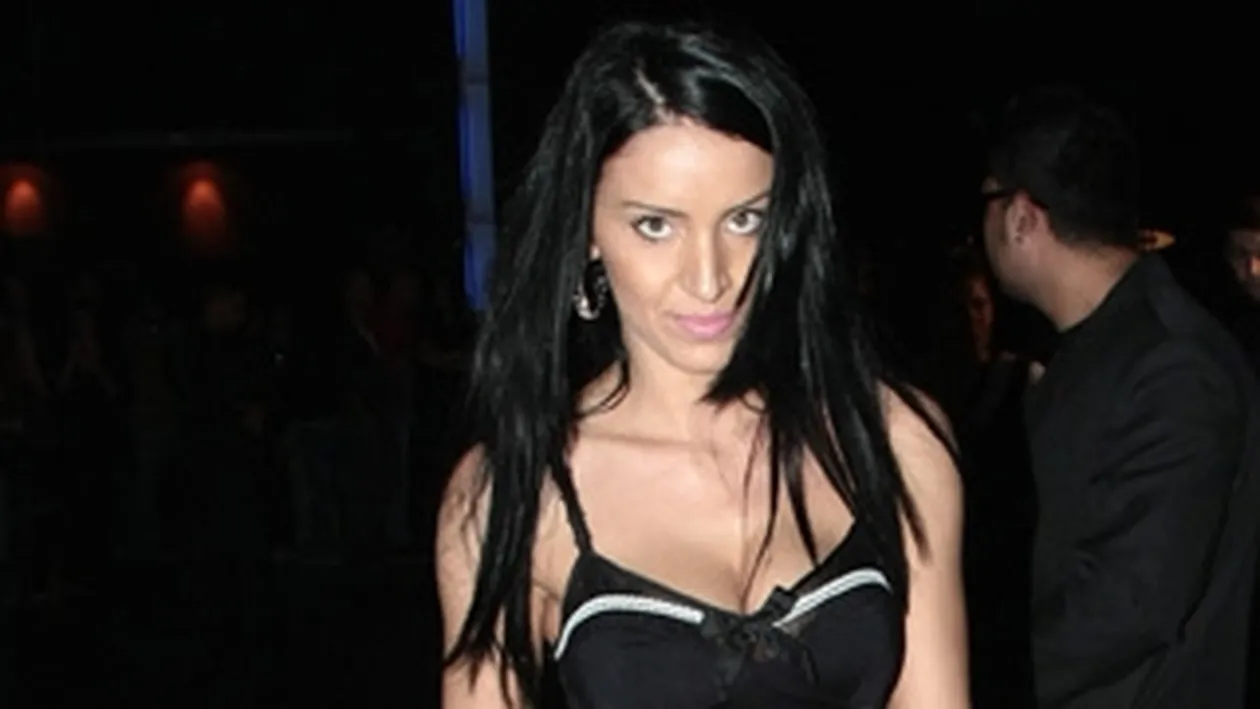 Amintiri din copilarie: Adelina facea multe boacane si lua bataie.  S-a suit la volan si a facut accident cu masina parintilor, la 15 ani!