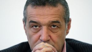 Gigi Becali, intalnire de afaceri in mijlocul strazii! Cum a aparut in Dorobanti "Latifundiarul din Pipera"