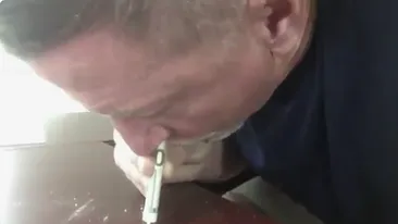 VIDEO / Un antrenor de fotbal e anchetat, după ce a fost filmat în timp ce trăgea pe nas un praf alb! Imaginile sunt virale
