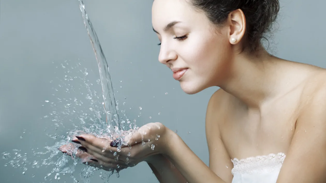 Sase afectiuni care pot fi tratate doar cu apa