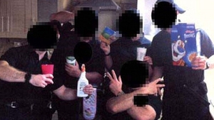 Halal profesionalism! Politistii britanici se pozeaza cu trofeele dupa un raid