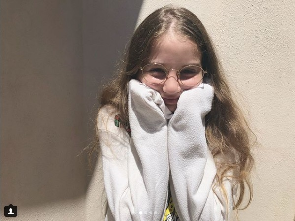 Irina Columbeanu, primele imagini după ce s-a operat la ochi! Fiica Monicăi Gabor și-a pus ochelari