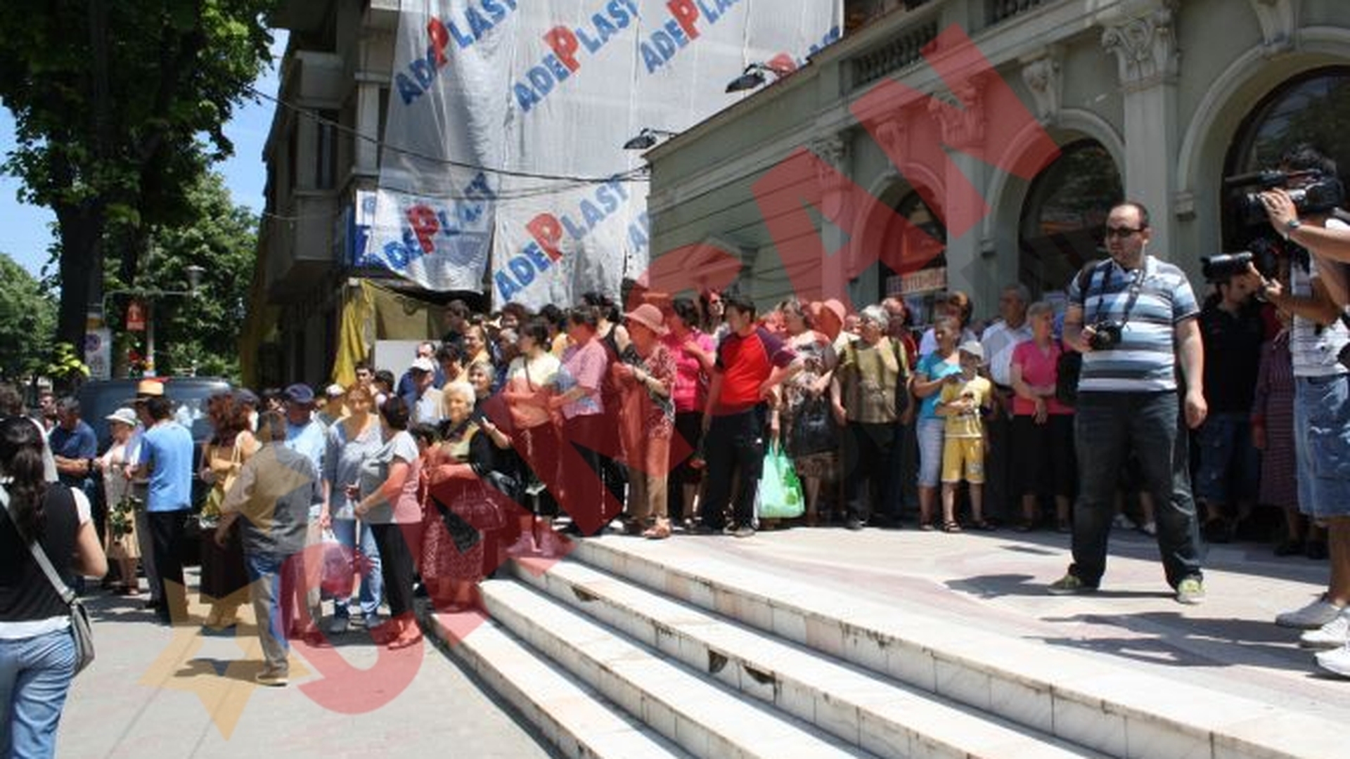 Trupul neinsufletit al lui Jean Constantin a fost depus la Teatrul Fantasio in aplauzele a sute de oameni