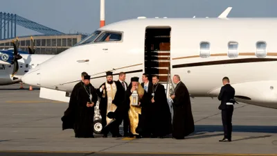 Un preot român critică aducerea „luminii sfinte” de la Ierusalim: „Lumina aia bună ajunge la domnii mari, iar copiii noștri primesc lumină proastă”