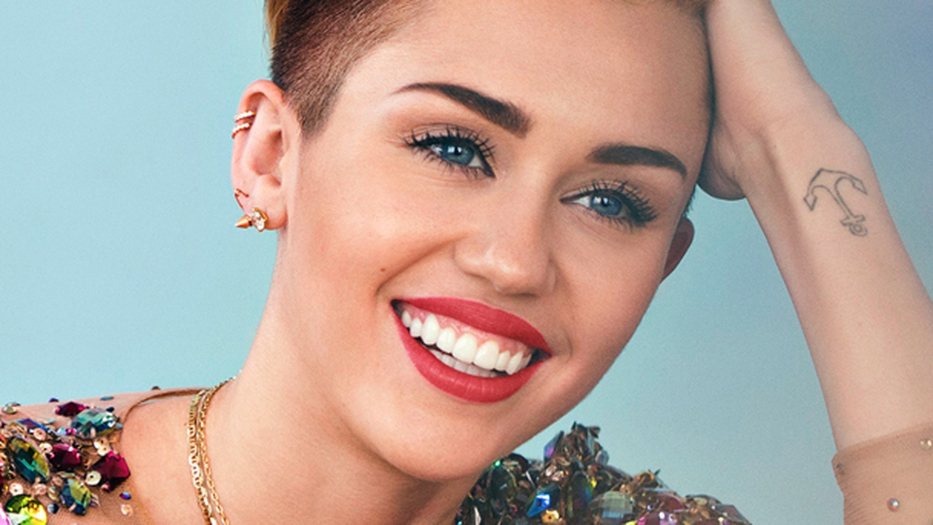 Miley Cyrus a pozat nud în închisoare! Imagini incendiare