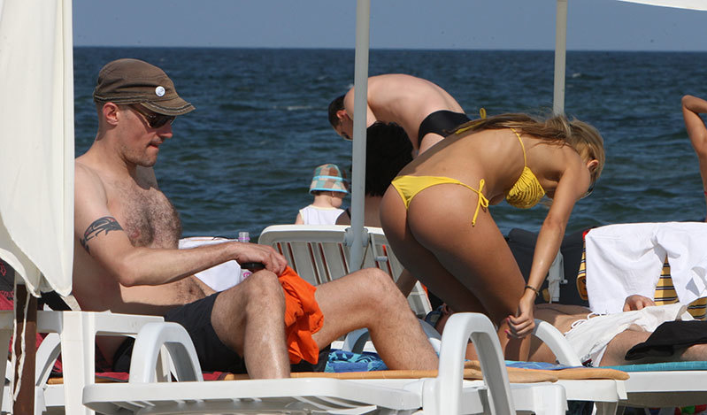 Andreea Balan, incredibil de sexy la mare. Şi-a aranjat slipul sub ochii unui amic, după care a luat strugurelul şi…