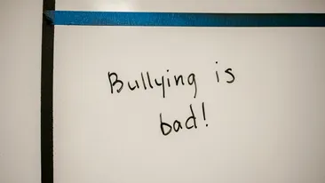 Urmările grave ale bullying-ului! Un elev a sărit de la etaj din cauza umilințelor pe care le-a îndurat. „L-au bătut colegii, îl jigneau”