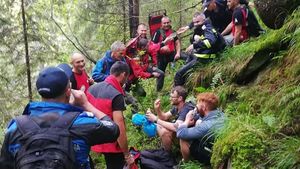 Turiști americani rătăciți în munți, recuperați de echipele de salvare din Maramureș