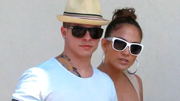 Cearta pe muchie de cutit intre Jennifer Lopez si Casper Smart! El o face paranoica, ea recunoaste ca il spioneaza