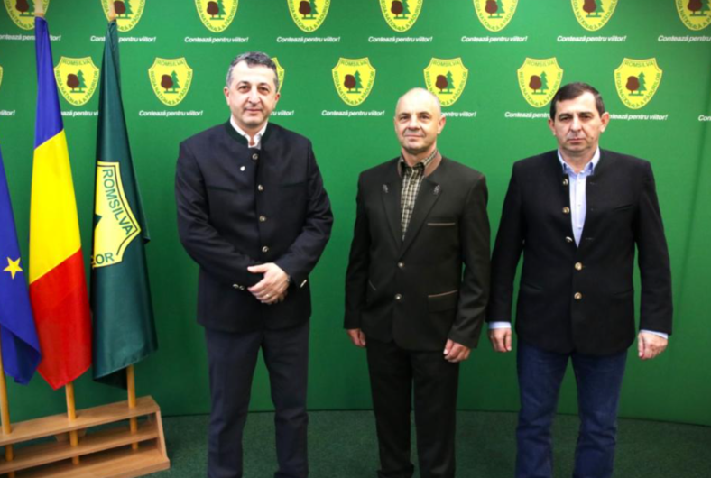 Romsilva l-a premiat pe pădurarul Aurel Frandeș, care a salvat două fetițe dispărute. Sursa foto: Romsilva/Facebook