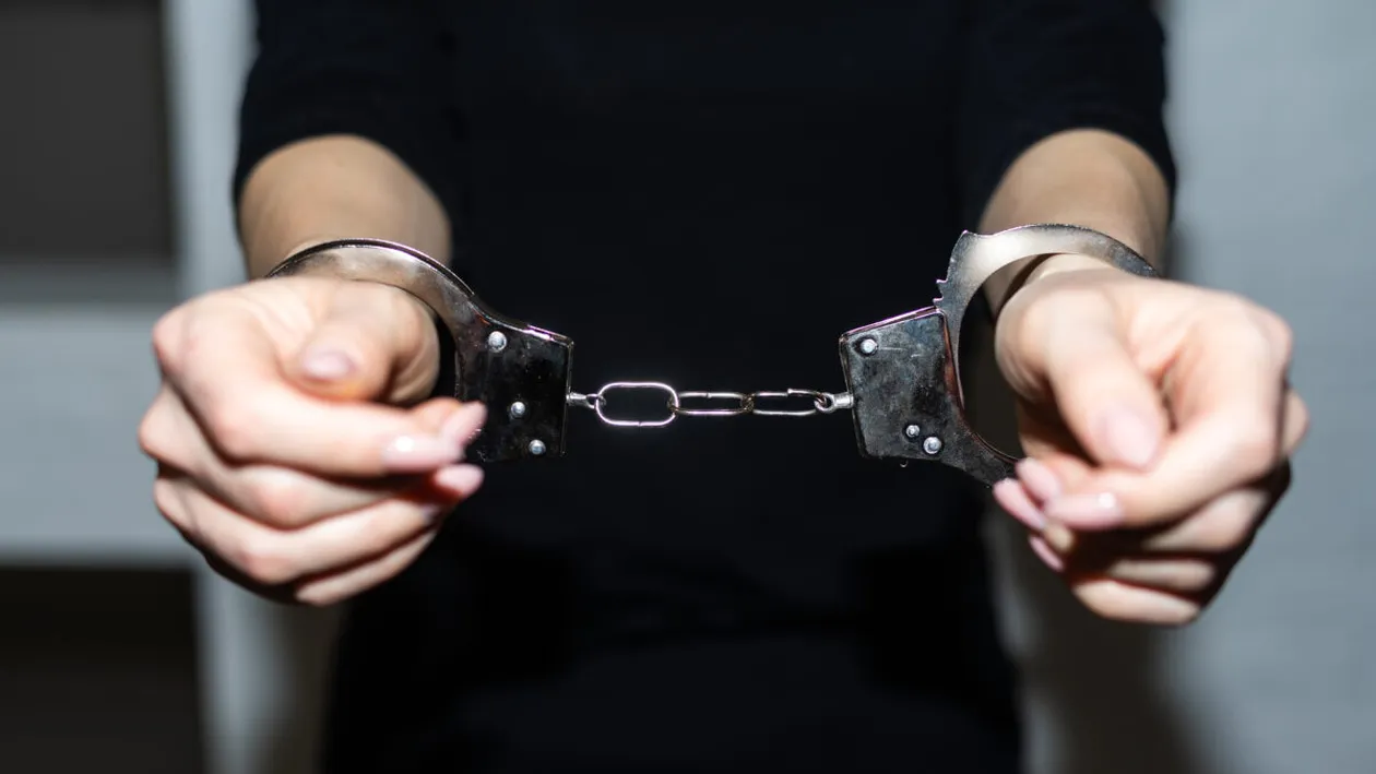 În urmă cu 40 de ani, o fetiță a dispărut fără urmă, la doar 3 ani! Acum, mama ei a fost arestată pe loc după ce a apărut