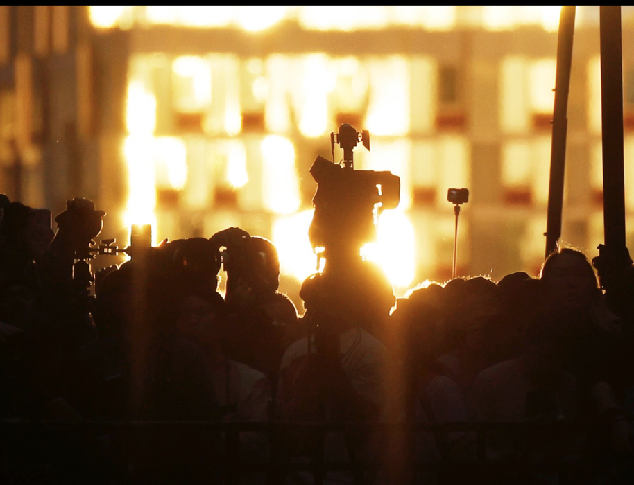 Fenomenul spectaculos care a apărut pe cer! Mii de oameni s-au oprit pe stradă ca să admire