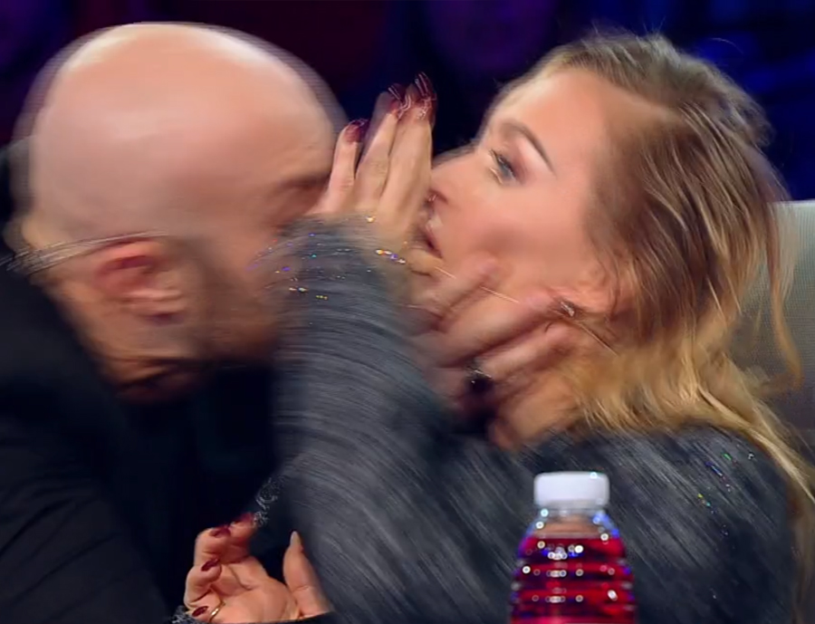 Mihai Bendeac și Delia Matache, filmați sărutându-se pe gură. Imaginile au fost difuzate din greșeală de Antena 1