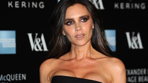 S-a aflat motivul pentru care VICTORIA BECKHAM nu zâmbeşte niciodată! 