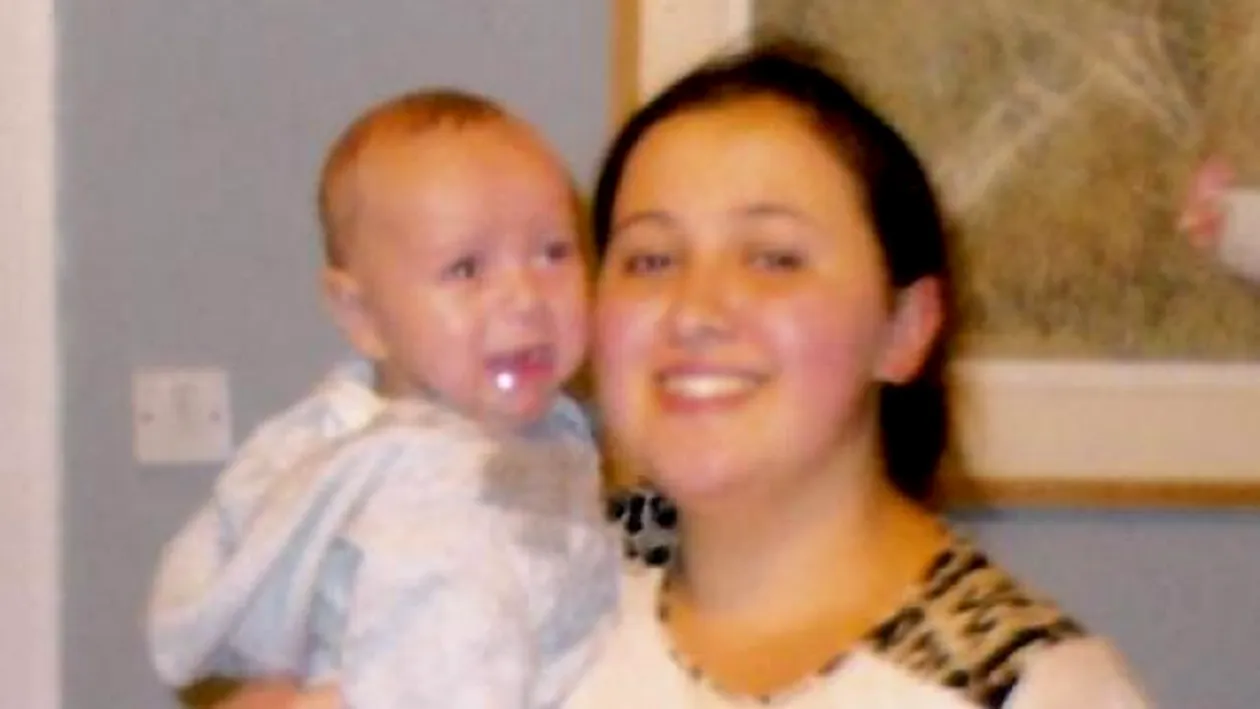 O adolescentă britanică, împreună cu copilul ei, sunt daţi dispăruţi în Marea Britanie! Poliţia îi caută din decembrie!