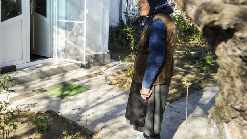 FOTO / Povestea bătrânei care a donat 10.000 de lei pentru Catedrala Mântuirii Neamului. A făcut foamea ca să poată strânge bani şi stă într-o casă cu termopane