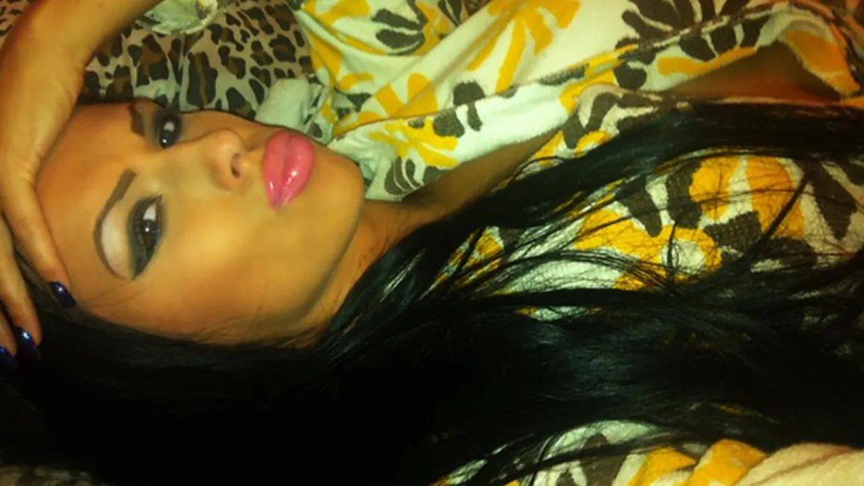 Are doi copii, dar arata fabulos! Cui crezi ca apartine fundul asta perfect rotund care a facut senzatie in munti?