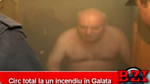 VIDEO HALUCINANT! Apartamentul lui ardea, el era asfixiat in casa si nu-i lasa pe pompieri sa intre - "Am pus o oala pe foc si a scazut apa"! Reactia vecinilor e geniala: "Te prind eu, tu-ti crucea ma-tii"