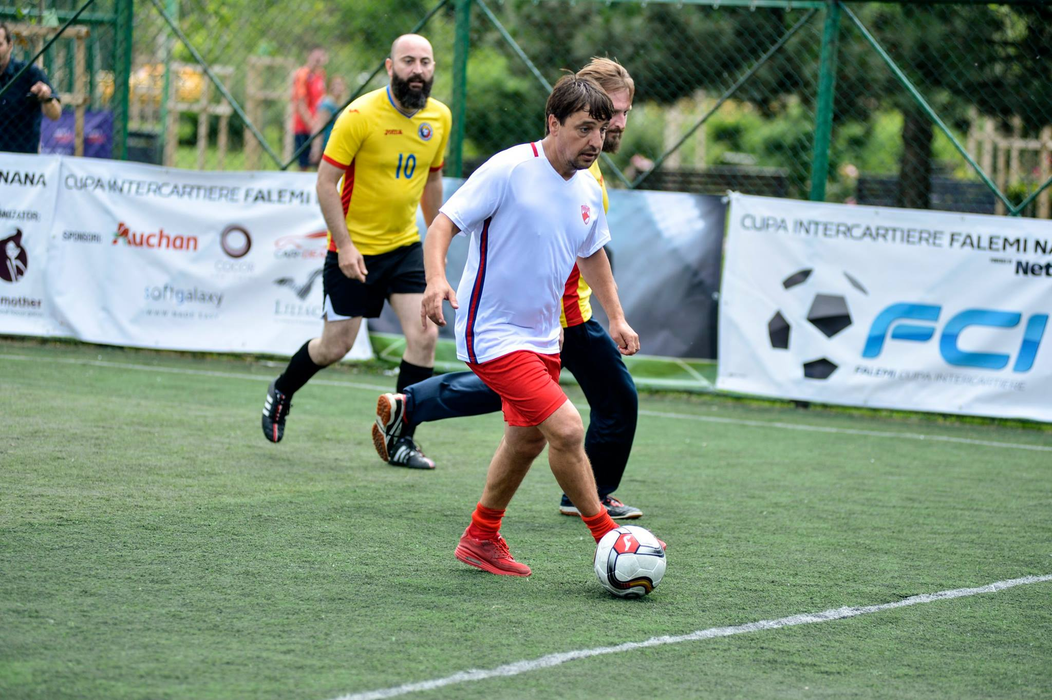 Florentin mai ”bagă” și câte un fotbal, alături de foști colegi și prieteni