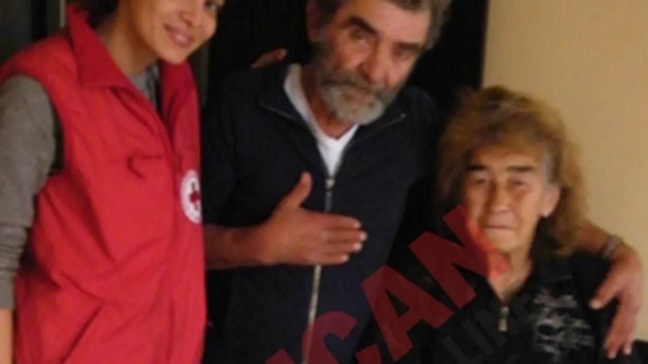 Batranii care au locuit in cabine de telefon sunt tratati regeste