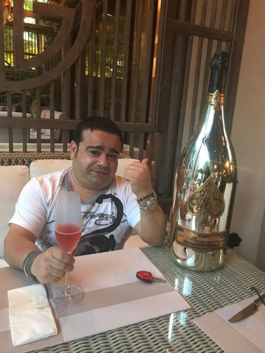 Adrian Minune, în lacrimi în noaptea de Revelion! Cadoul făcut de pictorul Sergiu Țopa l-a lăsat fără cuvinte. VIDEO