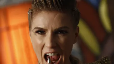 Scandal monstru pe platourile de filmare! Corina a trantit la pamant un barbat si i-a aruncat cu apa in fata!