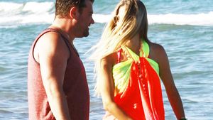 Cum arată soţia lui în costum de baie! Duban se ”ţine de bancuri”… la plajă!