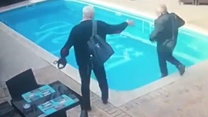 Filmarea zilei! Un inspector ANAF care făcea un control a căzut în piscină
