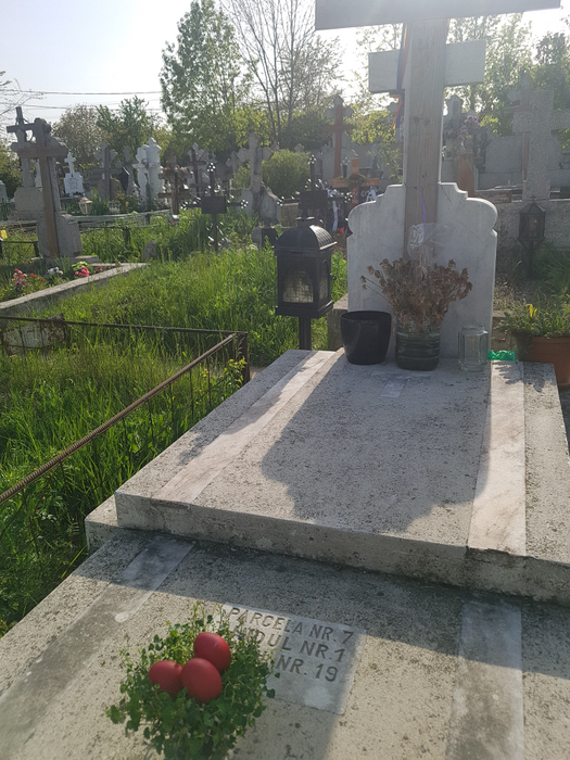 Apropiații fostului acționar de la Dinamo au așezat un coșulet cu trei ouă roșii pe mormânt