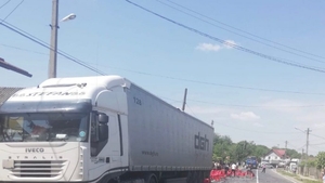 Un TIR cu bere s-a răsturnat pe DN 72, în comuna I.L. Caragiale, din Dâmbovița. Sătenii au sărit imediat să se "aprovizioneze"