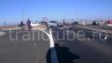 Imagini SOCANTE! Un copil isi plânge părintii in urma unui accident si priveste incremenit TRAGEDIA de pe sosea