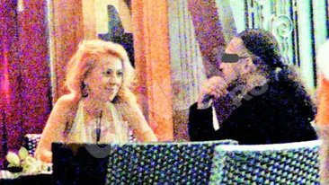 Pe masura blondinei Larisa Dragulescu.  A iesit cu un brunet care o are de peste 22 de centimetri