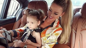 Bianca Drăgușanu și-a dus fiica la grădiniță! Victor Slav și Alex Bodi i-au fost alături