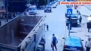Momentul șocant în care un bătrân este izbit de un camion, la Câmpulung Muscel! Bărbatul a traversat nergulamentar