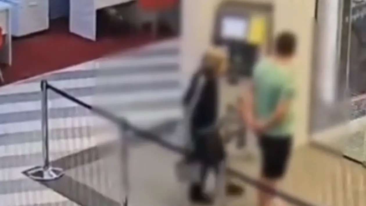 O bătrână de 81 de ani, lăsată fără 30.000 de euro în toaleta unui mall din București. Un cuplu a fost reținut