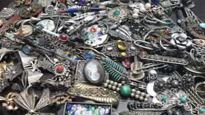 O femeie a cumpărat o pereche de cercei vechi la preț de chilipir, dar a rămas fără cuvinte când a aflat cât valorează