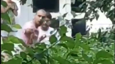 (VIDEO) Bătaie între doi tați, pe o stradă din Iași. Conflictul pornit de la cei mici s-a terminat la Poliție