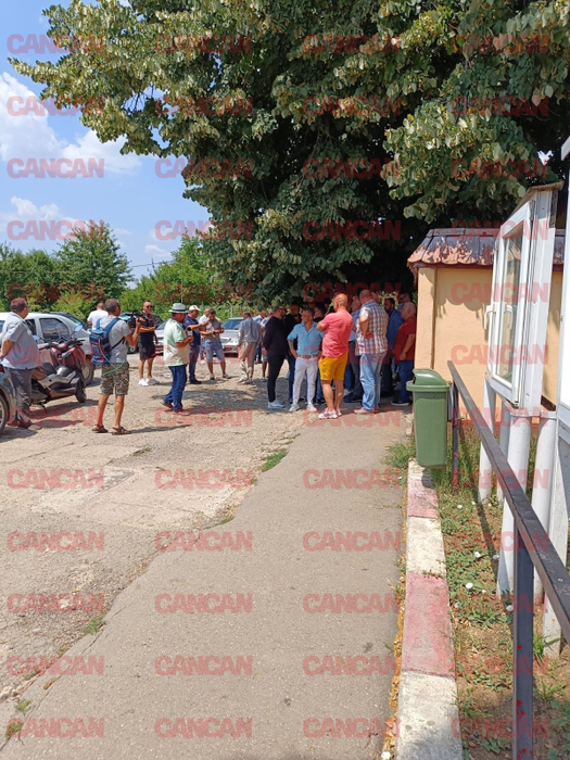Fiica și fiul lui Cristian Popescu Piedone, la poarta penitenciarului alături de susținători. Cum așteaptă eliberarea. „Fericire maximă” VIDEO
