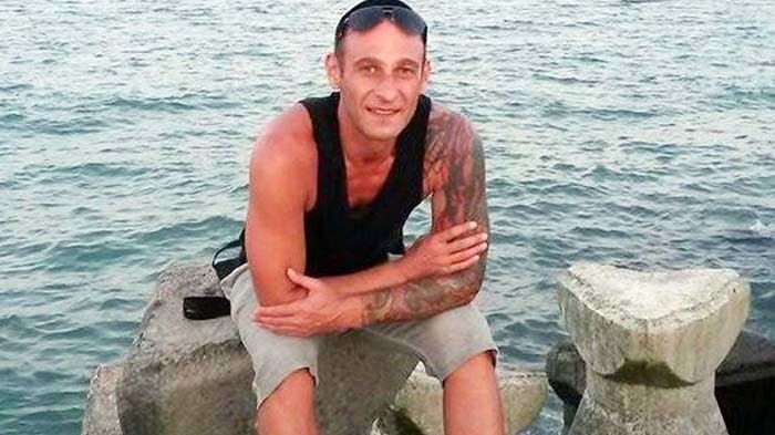 Păcălea fetele să se dezbrace în faţa camerei, apoi le şantaja cu pozele indecente. Poliţiştii l-au luat ca din oală