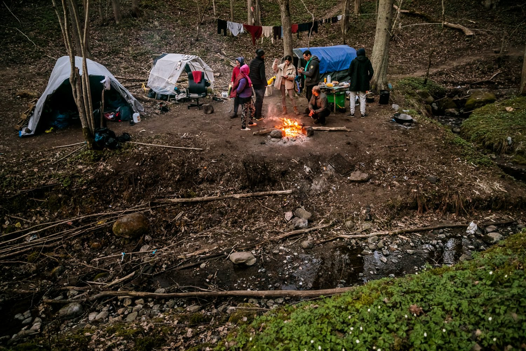 Imagini tulburătoare cu românii care își fac Paștele în Suedia, în corturi