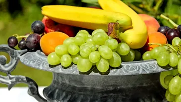 Mare atenţie! Tu cum îţi speli fructele şi legumele? Secretul care te poate scăpa de multe probleme